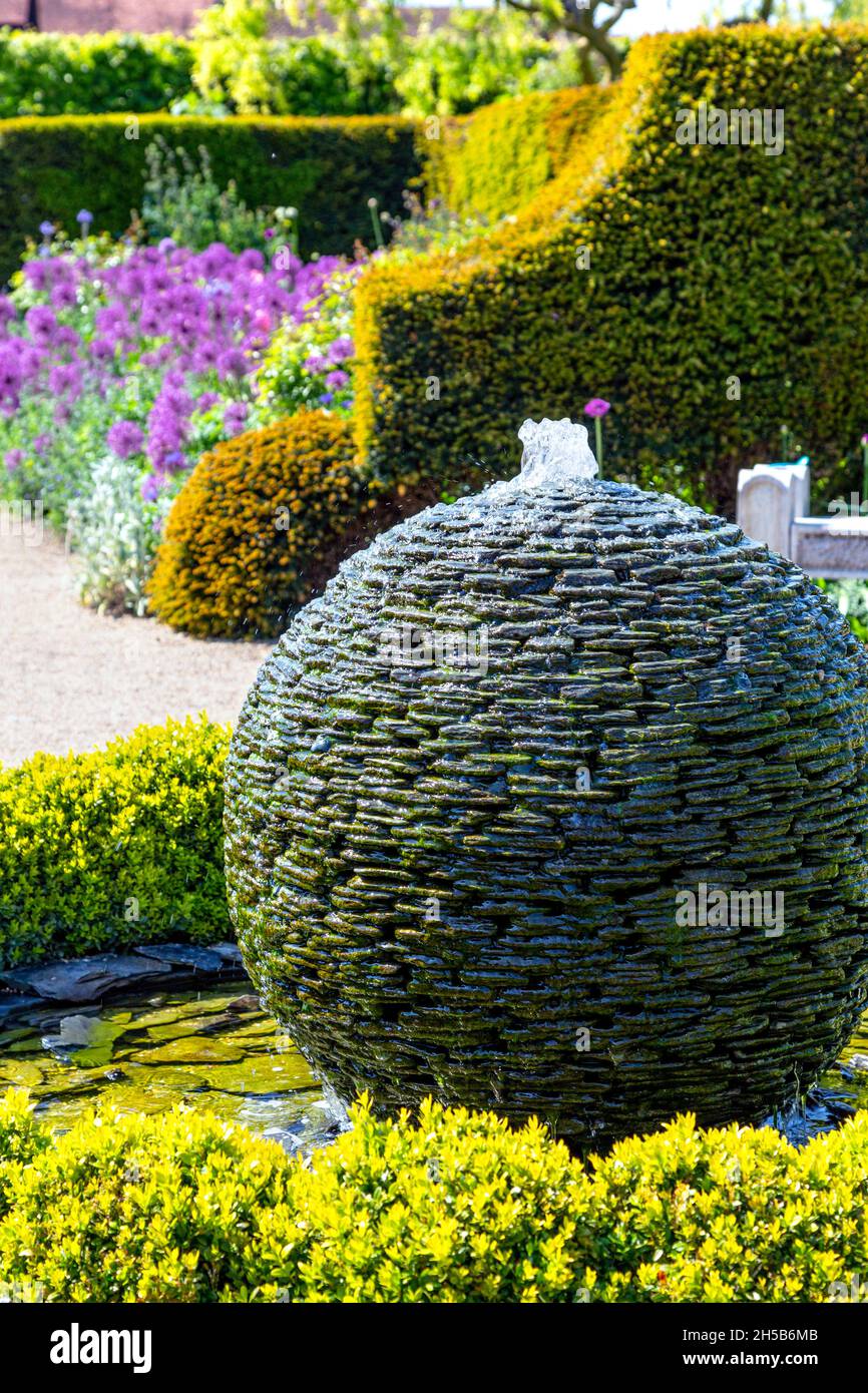 Kugelförmiger Skulpturbrunnen im Flower Garden, Arundel Castle, West Sussex, Großbritannien Stockfoto