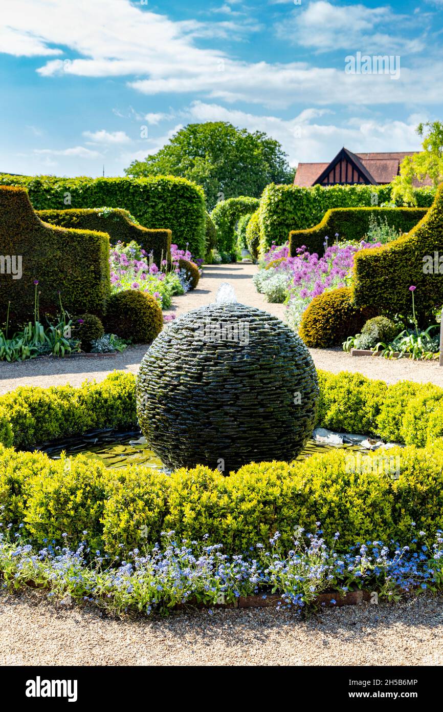Kugelförmiger Skulpturbrunnen im Flower Garden, Arundel Castle, West Sussex, Großbritannien Stockfoto