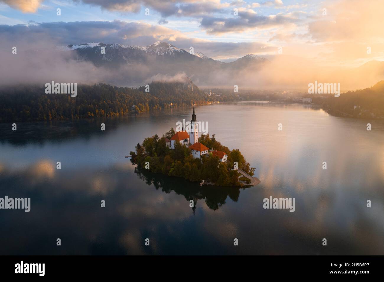 Île sur le lac de Bled au lever de Soleil - Octobre 2021 - Bled - Slovénie Stockfoto