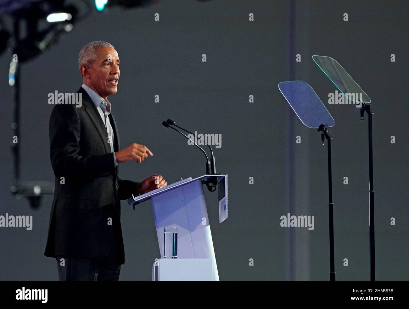 Der ehemalige US-Präsident Barack Obama hält eine Rede während des Cop26-Gipfels auf dem Scottish Event Campus (SEC) in Glasgow. Bilddatum: Montag, 8. November 2021. Stockfoto