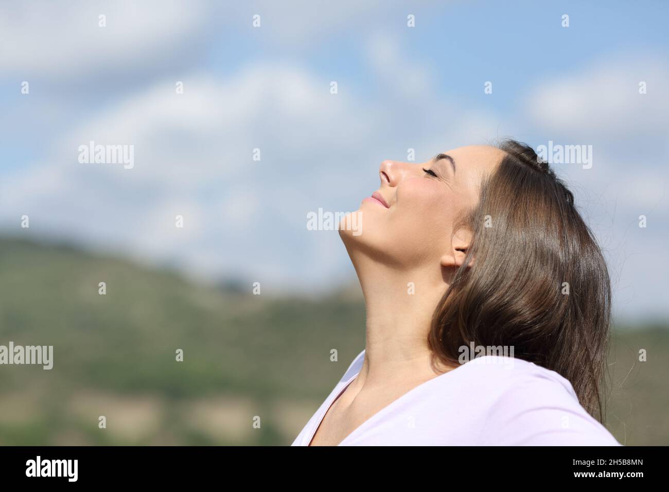 Profilportrait einer Frau, die frische Luft in die Natur atmet Stockfoto