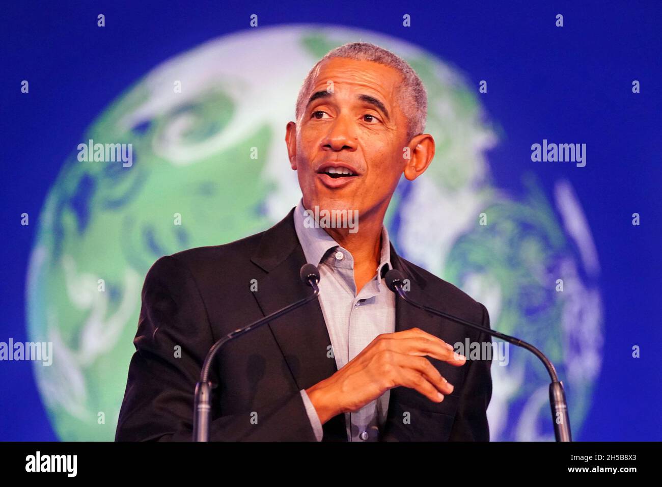 Der ehemalige US-Präsident Barack Obama hält eine Rede während des Cop26-Gipfels auf dem Scottish Event Campus (SEC) in Glasgow. Bilddatum: Montag, 8. November 2021. Stockfoto