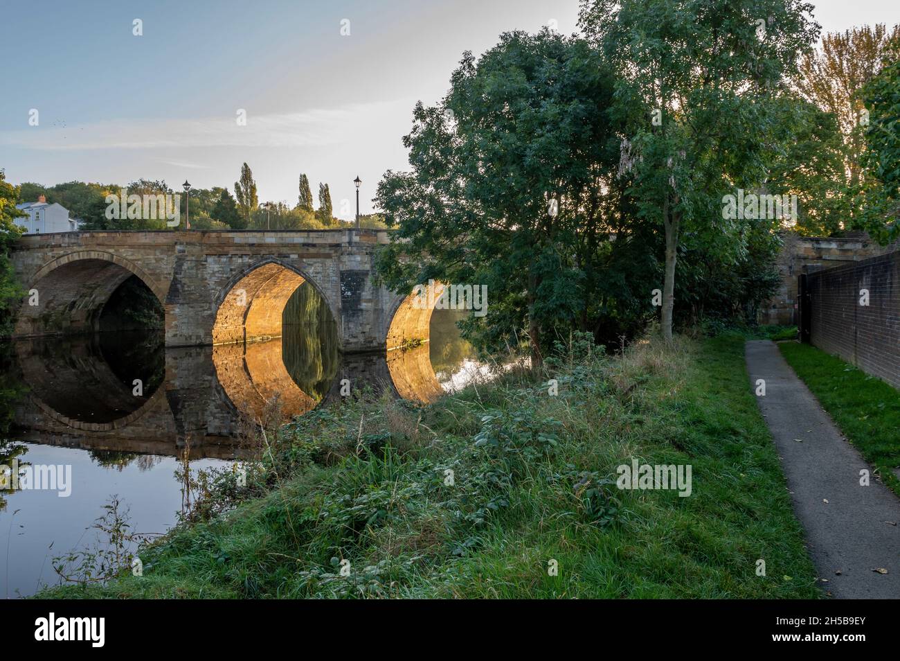 Die Straßenbrücke über den Fluss Tees in Yarm, North Yorkshire, Großbritannien zeigt großartige Reflexionen Stockfoto