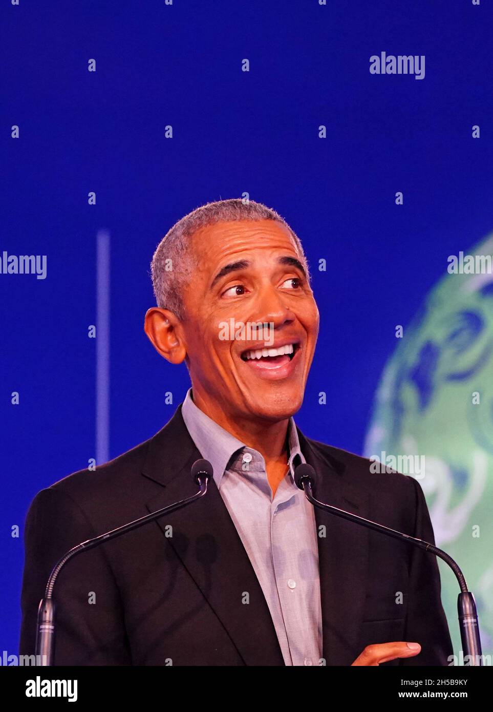 Der ehemalige US-Präsident Barack Obama hält eine Rede während des Cop26-Gipfels auf dem Scottish Event Campus (SEC) in Glasgow. Bilddatum: Montag, 8. November 2021. Stockfoto