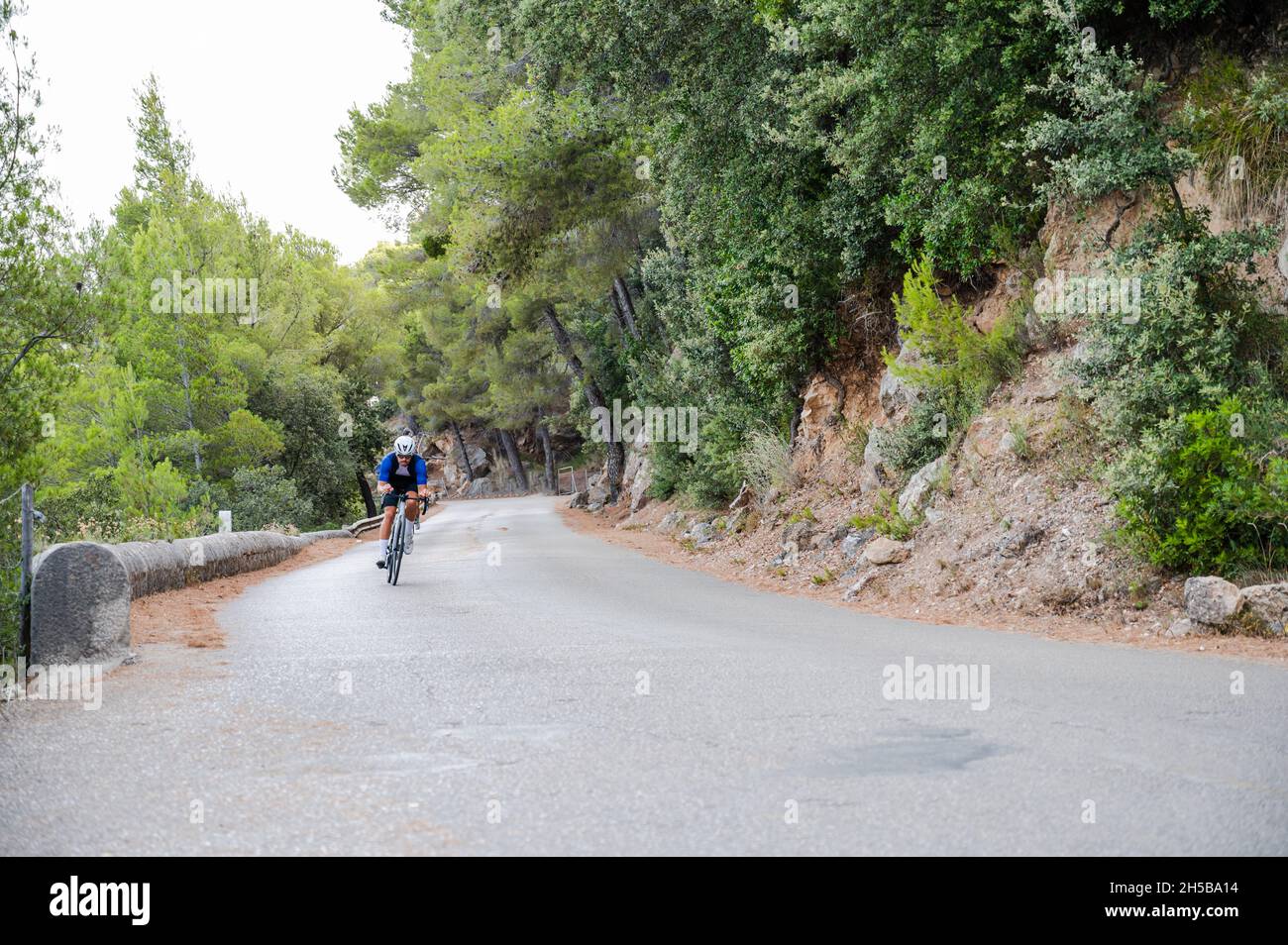 Radfahrer fahren auf einer Bergstraße mit hoher Geschwindigkeit Stockfoto