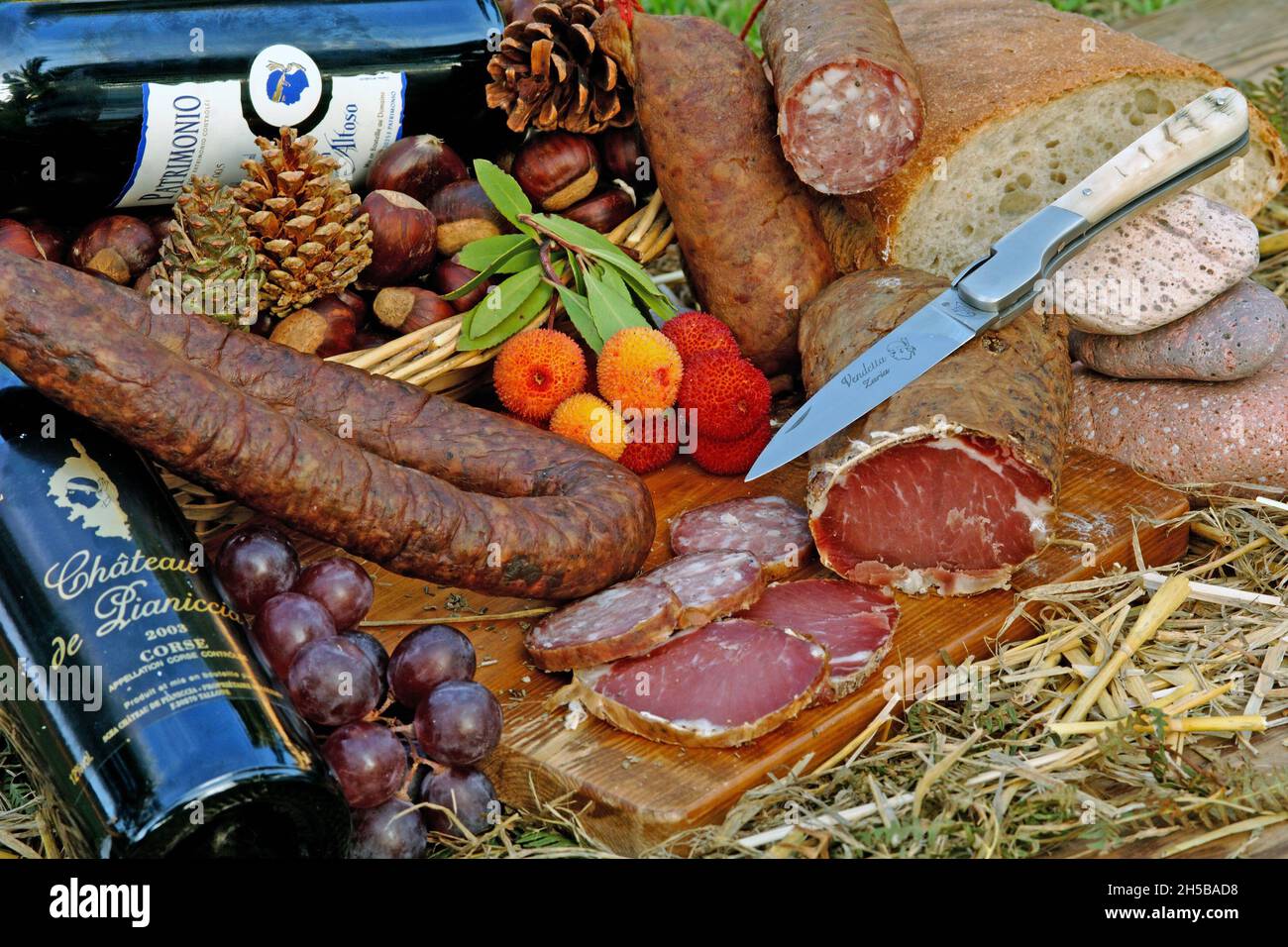 KORSISCHE PRODUKTE AUS SCHWEINEFLEISCH (LONZO, FIGATELLI, WÜRSTE) UND WEINE, KORSIKA, FRANKREICH Stockfoto