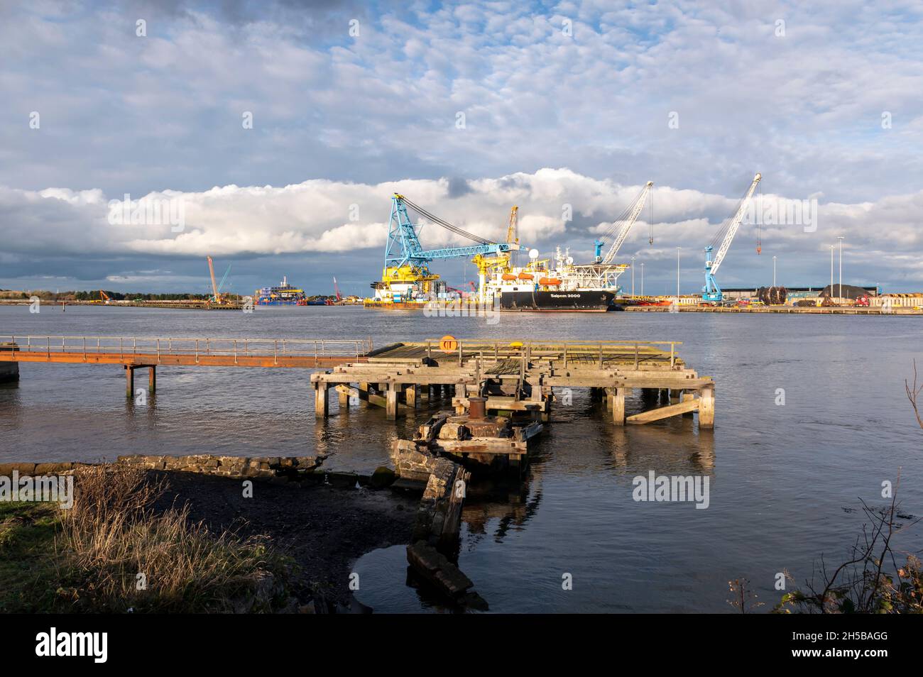 Saipem 3000 an Battleshisft Wharf angedockt Blyth ist ein großes Schwerlastschiff mit einem sehr großen Kran an Bord Stockfoto