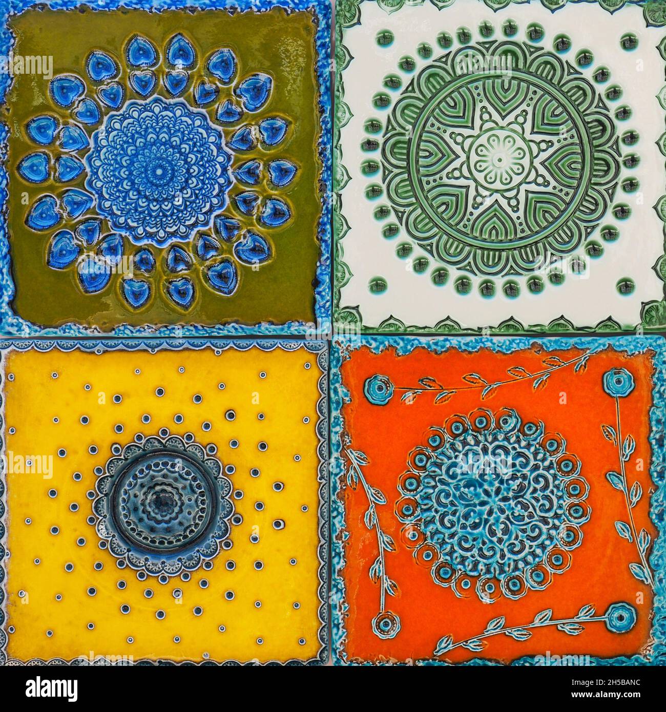 Neue glasierte Keramikfliesen, geprägte farbenfrohe Azulejos, an der Hauswand in der Straße von Lissabon, Nahaufnahme. Traditionelle, prunkvolle portugiesische Architektur. Stockfoto