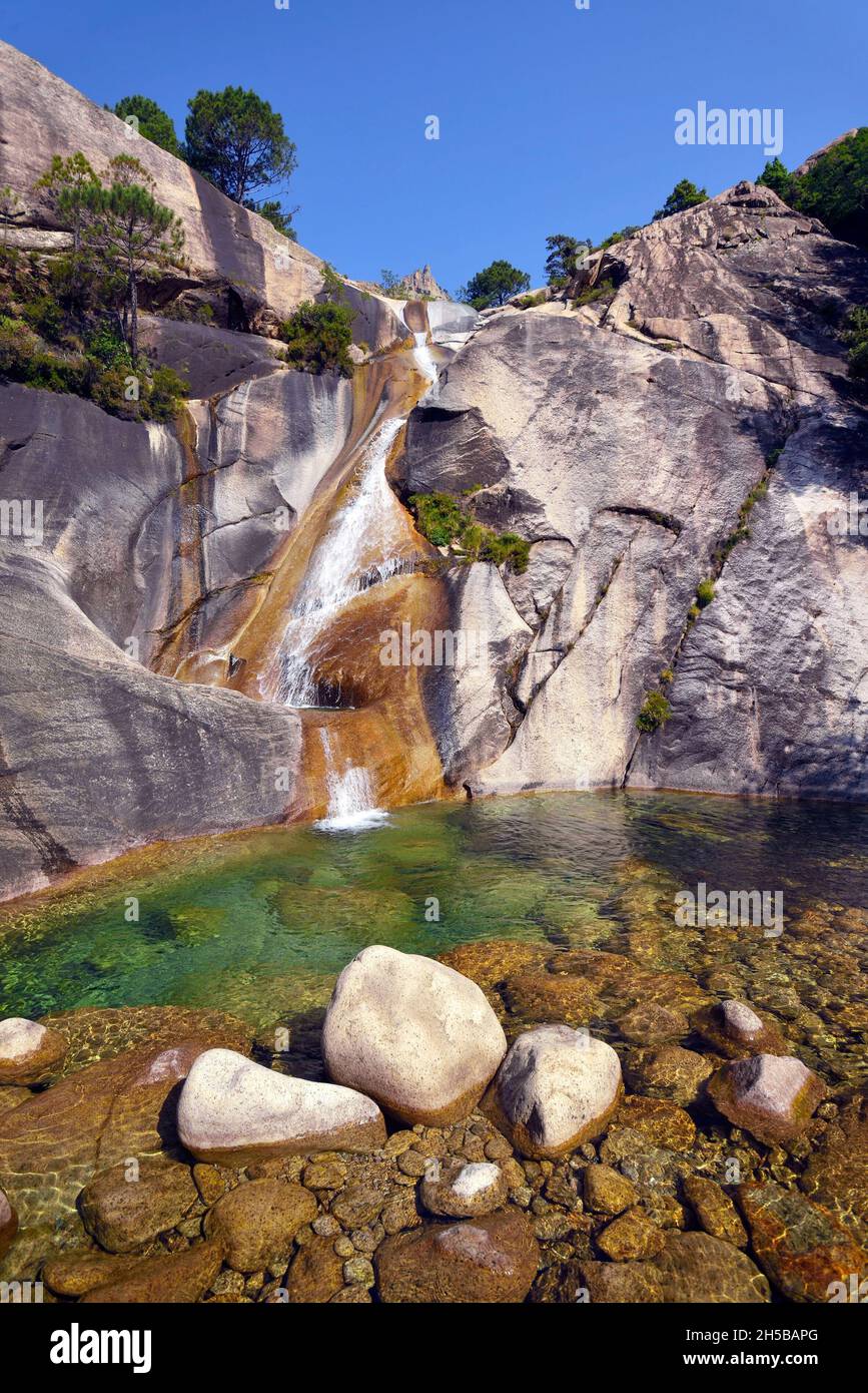 PURCARACCIA WASSERFALL, BAVELLA BERG, (2A) CORSE DU SUD, FRANKREICH Stockfoto