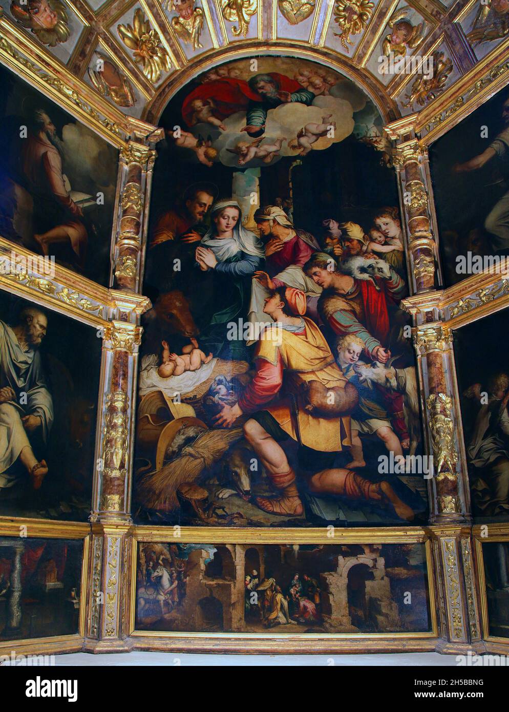 Teil des Altaraufschnitts in der Kathedrale von Sevilla von Luis de Vargas (1502–1568) spanischer Maler der Spätrenaissance. Der Hauptthene ist die Anbetung der Hirten, umgeben von der Ankündigung, der Presentacion und der Anbetung der drei Weisen.() Stockfoto