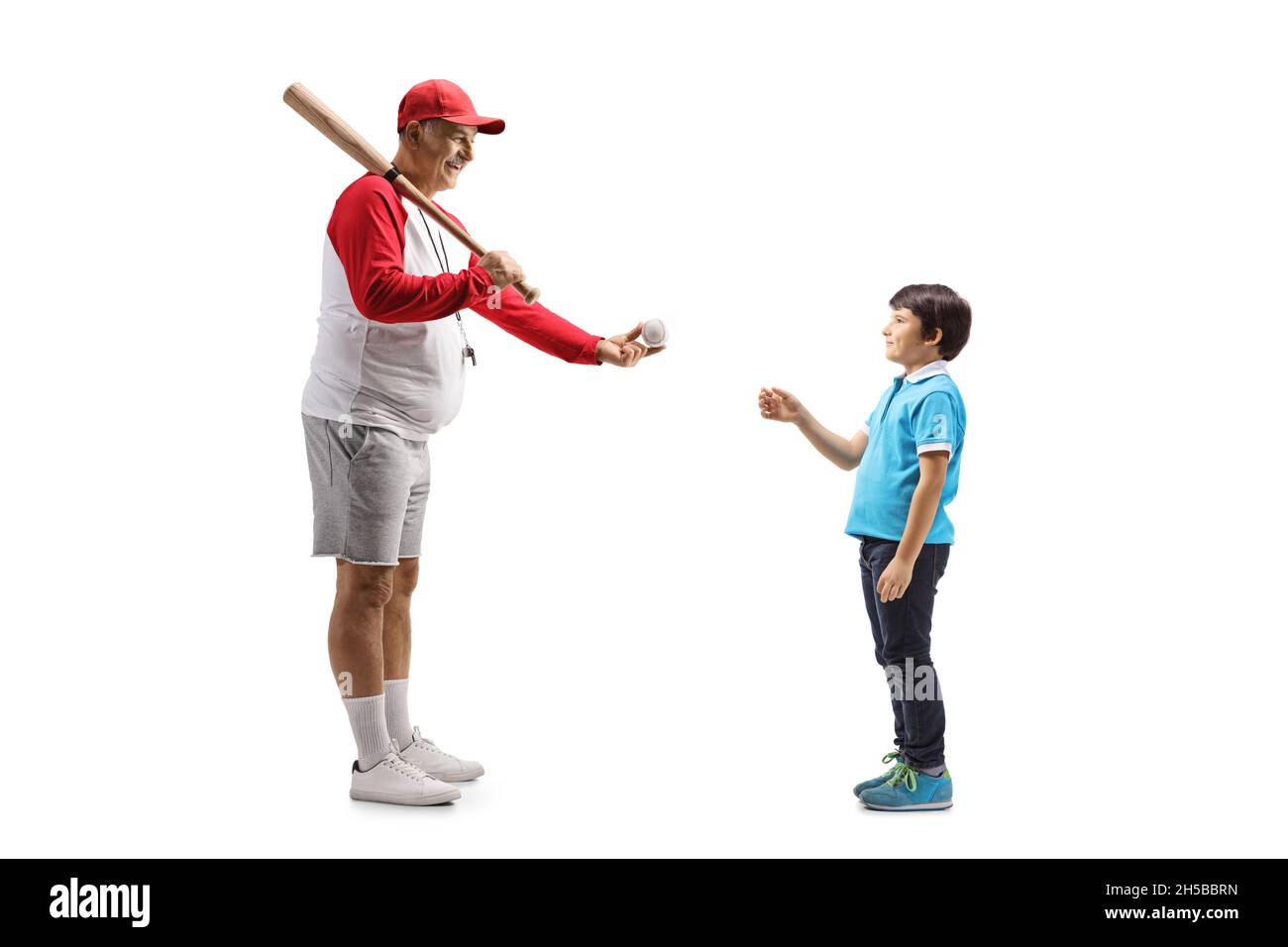 In voller Länge Profilaufnahme eines reifen Mannes mit einem Baseballschläger, der einem Jungen auf weißem Hintergrund einen Ball gibt Stockfoto