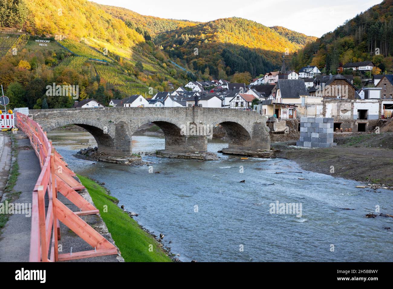 Flutkatastrophe Ahrtal, Zerstörte Historische Brücke Und Häuser In Rech An Der Ahr Stockfoto