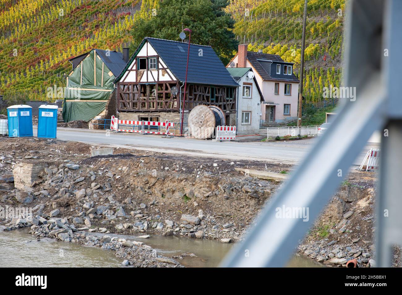 Hochwasserkatastrophe Ahrtal, entkutetes Fachwerkhaus am Ahrufer in Mayschoß Stockfoto