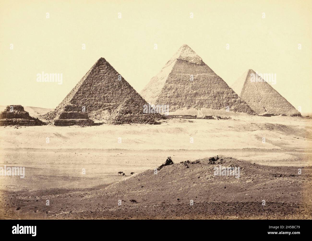 Der Pyramidenkomplex von Gizeh, in Gizeh, in der Nähe von Kairo, Ägypten, wurde vom englischen Fotografen Francis Frith Mitte des 19. Jahrhunderts fotografiert. Von links nach rechts: Pyramide des Khufu (bekannt als die große Pyramide), die Pyramide von Khafre und das Pryamid von Menkaure. Die Pyramiden gehören heute zum UNESCO-Weltkulturerbe. Stockfoto