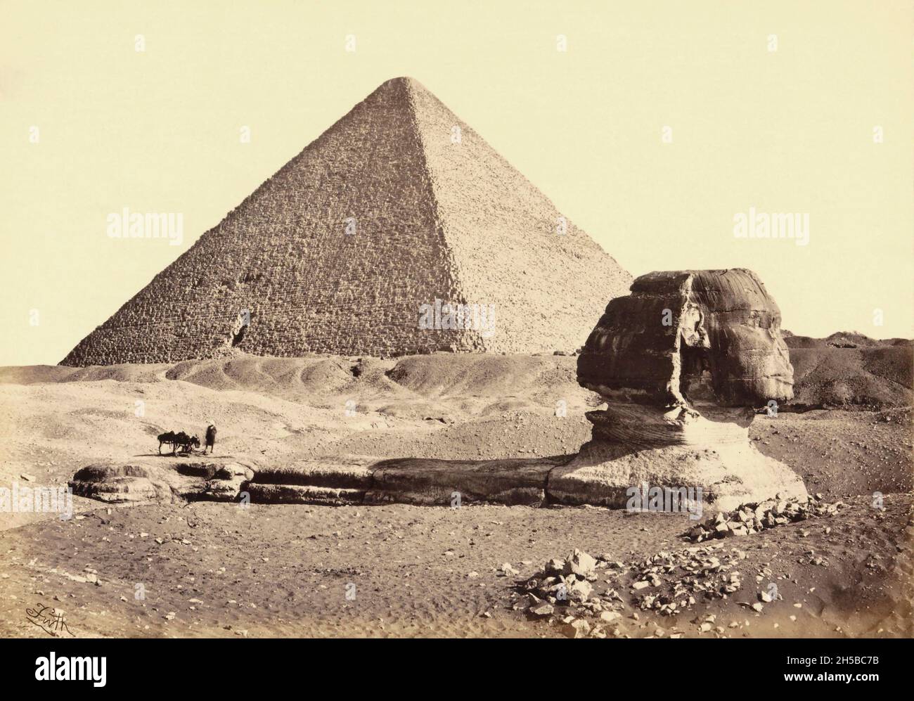 Die große Pyramide von Gizeh, manchmal auch die Pyramide von Khufu oder die Pyramide von Cheops genannt, die größte der Gizeh Pyramidenkomplex in Gizeh, außerhalb von Kairo, Ägypten. Im Vordergrund die große Sphinx von Gizeh. Mitte des 19. Jahrhunderts, als dieses Bild vom englischen Fotografen Francis Frith aufgenommen wurde, wurde die Sphinx noch nur teilweise ausgegraben. Die Pyramiden und Sphinx gehören heute zum UNESCO-Weltkulturerbe. Stockfoto