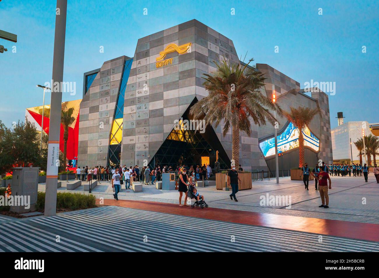 Dubai, Vereinigte Arabische Emirate - 3. Oktober 2020: Pavillon der Arabischen Republik Ägypten auf der Dubai EXPO 2020 in den Vereinigten Arabischen Emiraten zur blauen Stunde Stockfoto