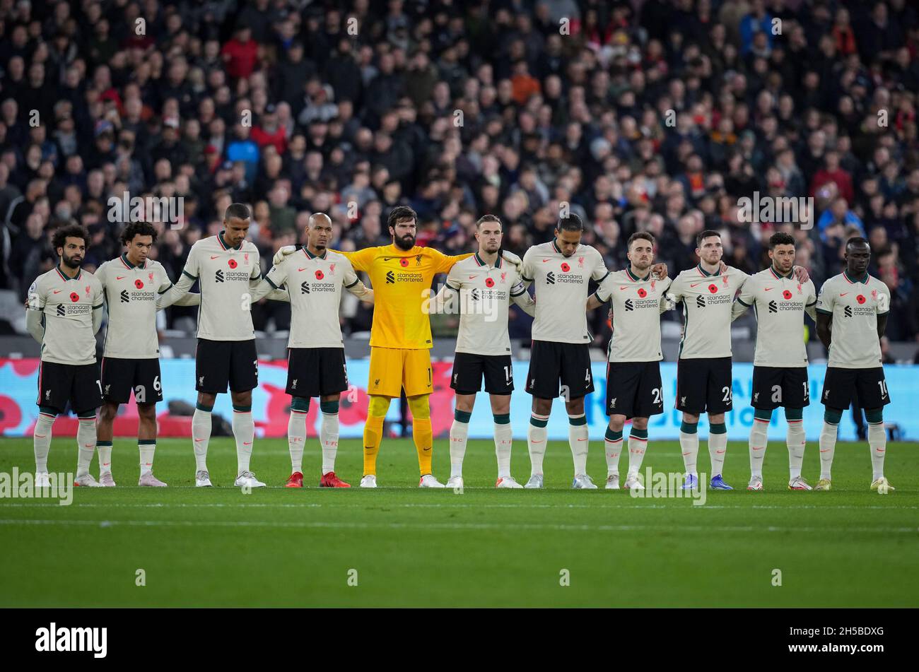 Die Liverpooler Spieler stehen vor dem Anstoß zur Erinnerung an die Kriegshelden (l-r) Mohamed 'Mo' Salah, Trent Alexander-Arnold, Joel Matip, Fabinha, Torhüter Alisson, Jordan Henderson, Virgil van Dijk, Diogo Jota, Andrew Robertson, Alex Oxlade-Chamberlain und Sadio Mane aus Liverpool während des Premier League-Spiels zwischen West Ham United und Liverpool im Olympic Park, London, England, am 7. November 2021. Foto von Andy Rowland. Stockfoto