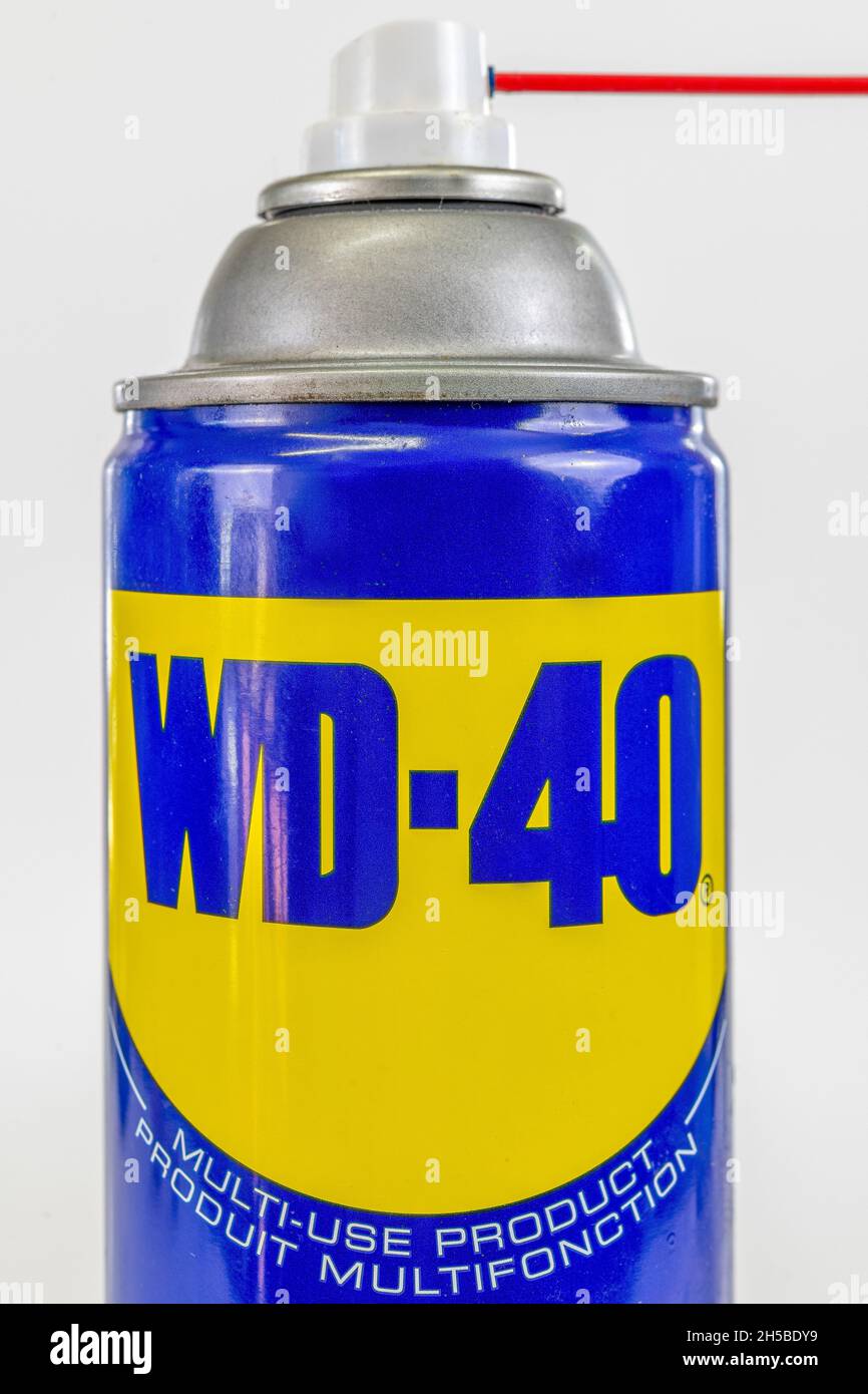 Sprühen Sie einen Schmierstoff WD-40 vor einem klaren Hintergrund auf. November 7, 2021 Stockfoto