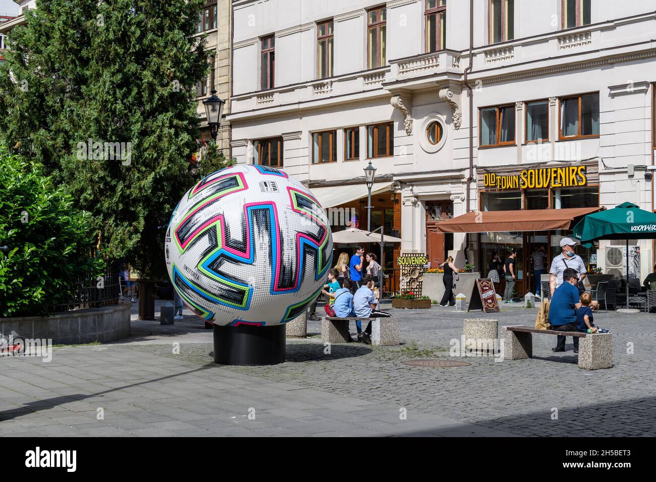 Bukarest, Rumänien, 5. Juni 2021 - der offizielle große Adidas Uniforia-Ball wird in einer Straße im alten Stadtzentrum als Austragungsort der UEFA angezeigt Stockfoto