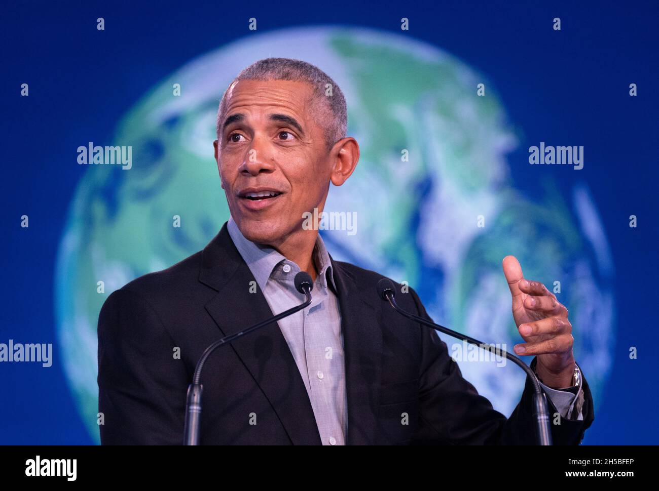 Der ehemalige US-Präsident Barack Obama hält eine Rede vor den Delegierten während des Cop26-Gipfels auf dem Scottish Event Campus (SEC) in Glasgow. Bilddatum: Montag, 8. November 2021. Stockfoto