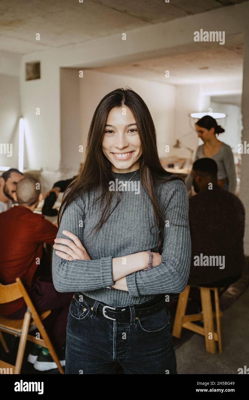 Porträt einer lächelnden Hackerin in einem Startup-Unternehmen Stockfoto