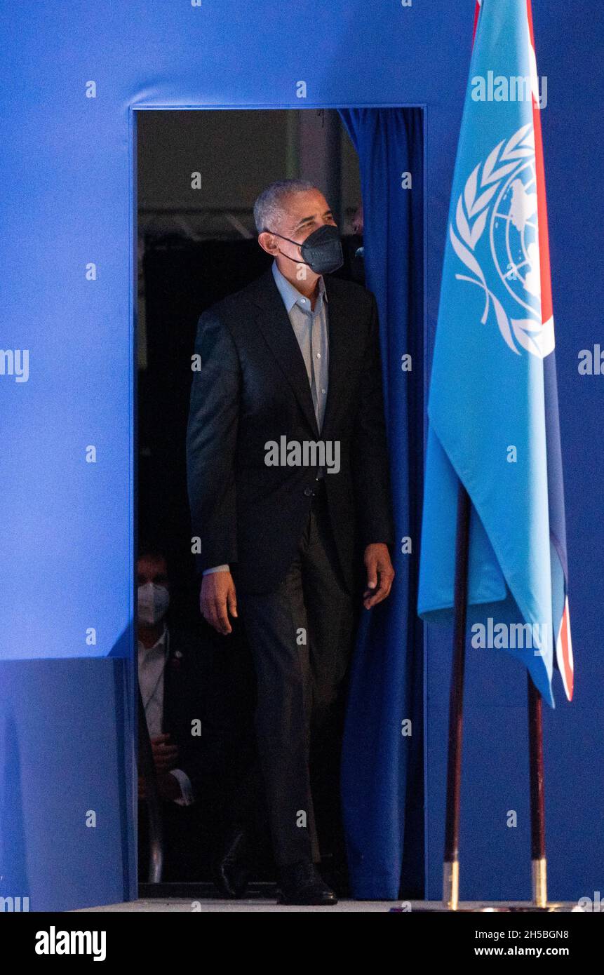 Der ehemalige US-Präsident Barack Obama kommt auf die Bühne, um während des Cop26-Gipfels auf dem Scottish Event Campus (SEC) in Glasgow eine Rede vor den Delegierten zu halten. Bilddatum: Montag, 8. November 2021. Stockfoto