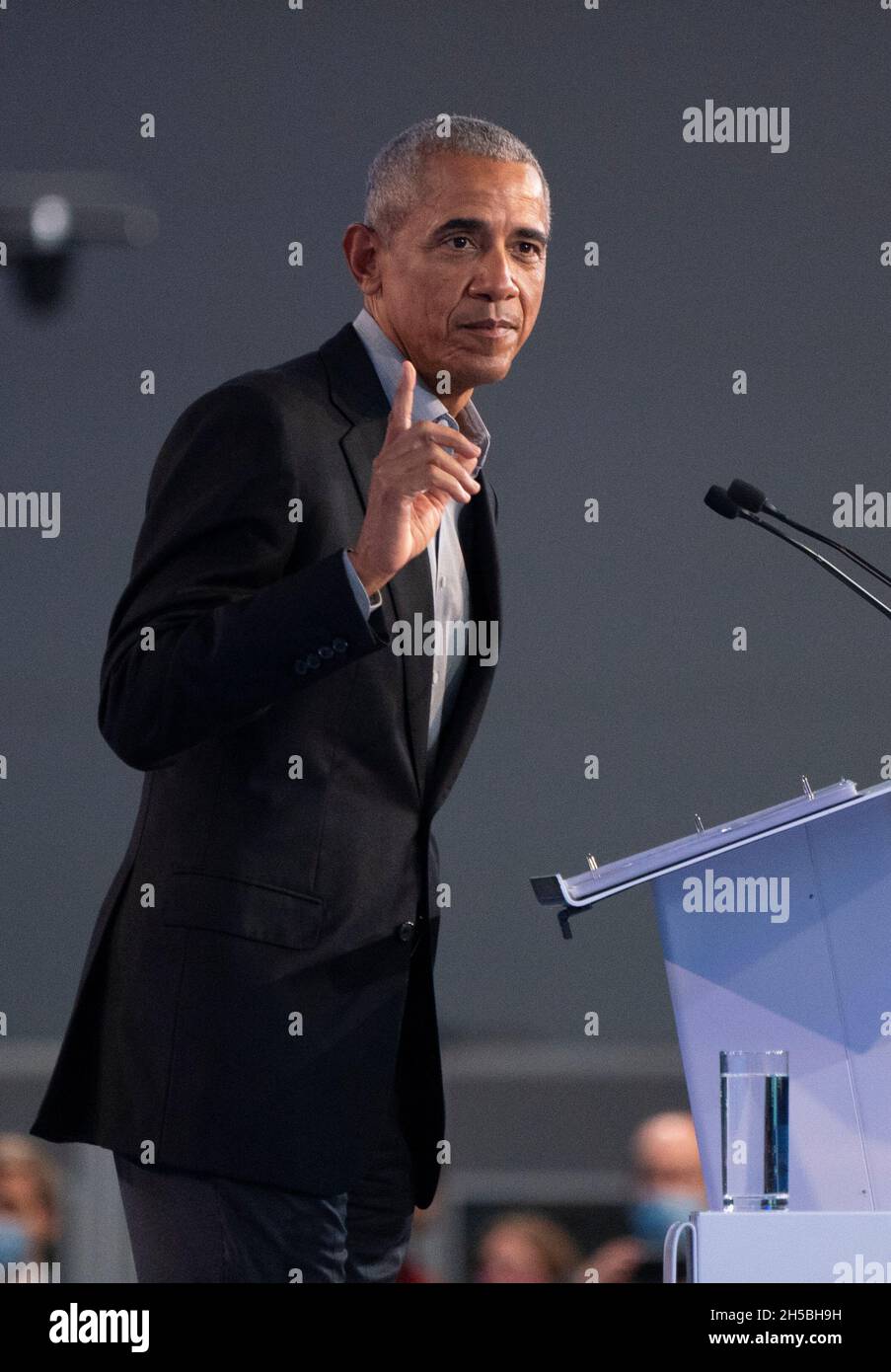 Der ehemalige US-Präsident Barack Obama hält eine Rede vor den Delegierten während des Cop26-Gipfels auf dem Scottish Event Campus (SEC) in Glasgow. Bilddatum: Montag, 8. November 2021. Stockfoto