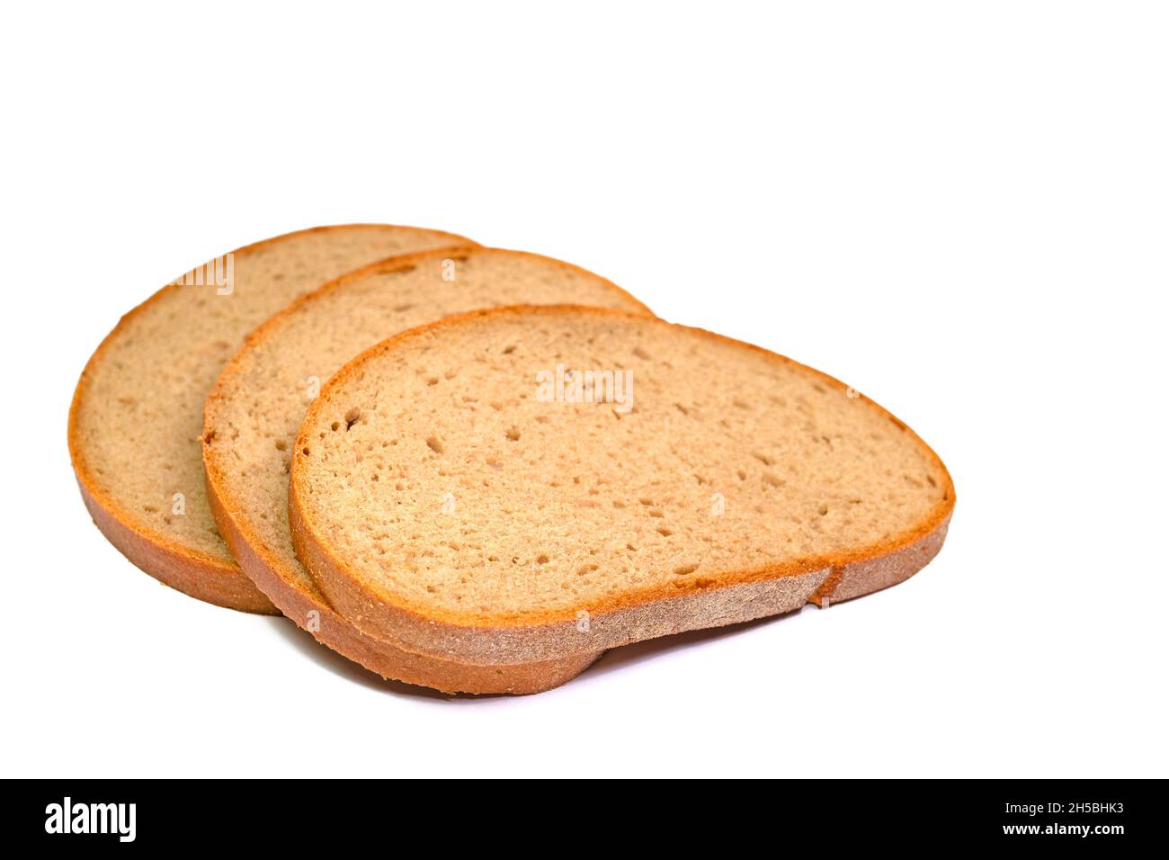 Brotscheiben vor weißem Hintergrund Stockfoto