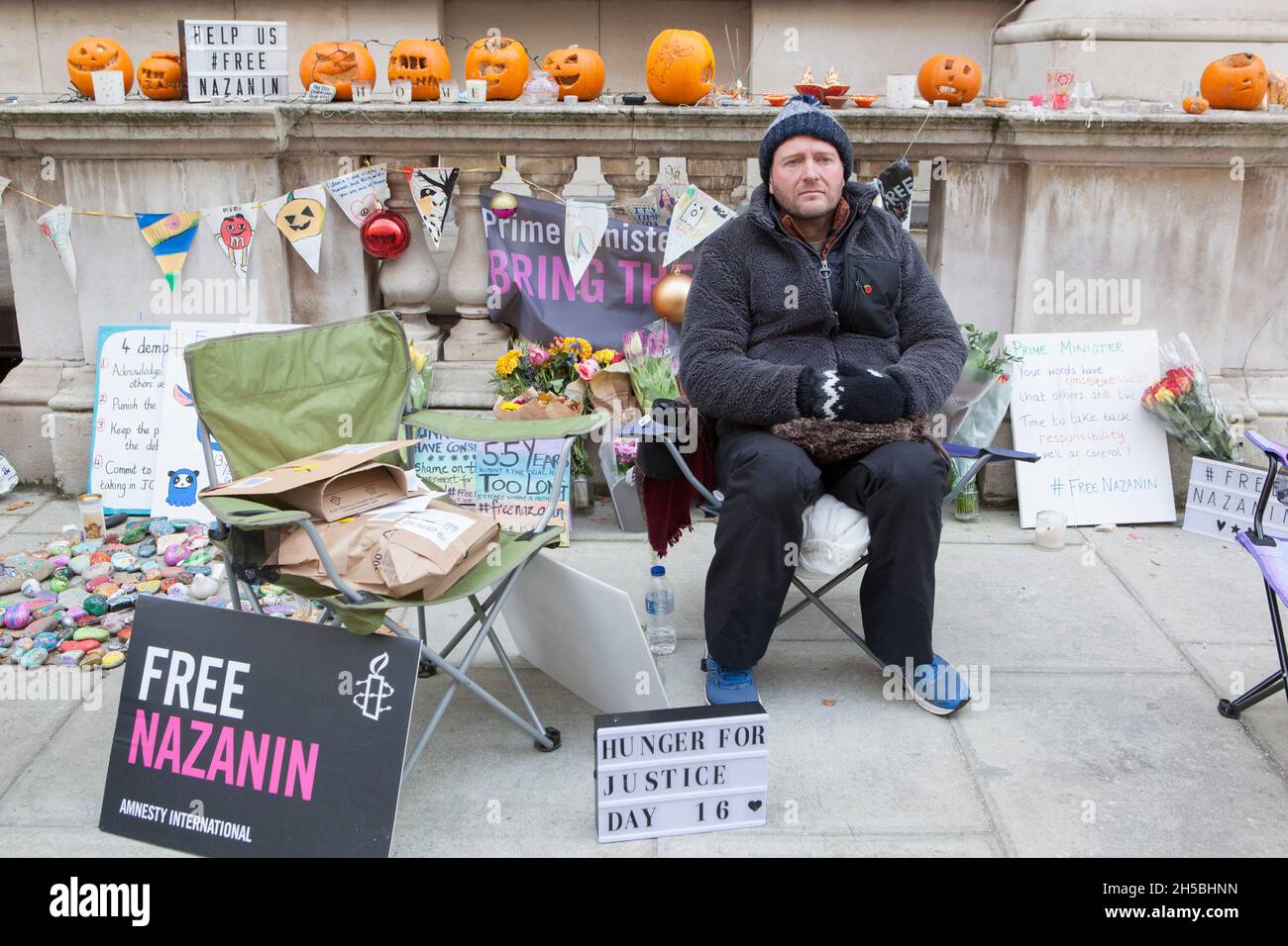 London, Großbritannien, 8. November 2021: Tag 16 von Richard Ratcliffes Hungerstreik, um die Untätigkeit der Regierung wegen der Inhaftierung seiner Frau Nazanin im Iran zu beenden. Er zeigt bemerkenswerte gute Laune, als er in Whitehall vor dem Auswärtigen Amt kampiert, um für sie zu kämpfen, um die Freilassung von Nazanin Zaghari-Ratcliffe zu erreichen. Amnesty International unterstützt seine Kampagne und die für andere im Iran inhaftierte Staatsbürger mit doppelter Nationalität. Anna Watson/Alamy Live News Stockfoto