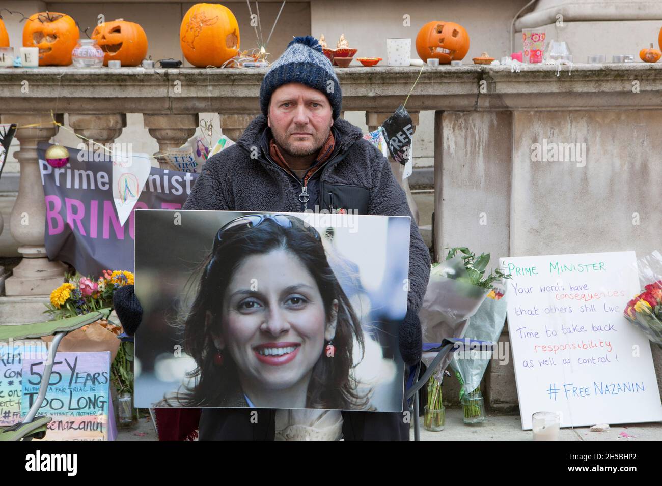 London, Großbritannien, 8. November 2021: Tag 16 von Richard Ratcliffes Hungerstreik, um die Untätigkeit der Regierung wegen der Inhaftierung seiner Frau Nazanin im Iran zu beenden. Er zeigt bemerkenswerte gute Laune, als er in Whitehall vor dem Auswärtigen Amt kampiert, um für sie zu kämpfen, um die Freilassung von Nazanin Zaghari-Ratcliffe zu erreichen. Amnesty International unterstützt seine Kampagne und die für andere im Iran inhaftierte Staatsbürger mit doppelter Nationalität. Anna Watson/Alamy Live News Stockfoto