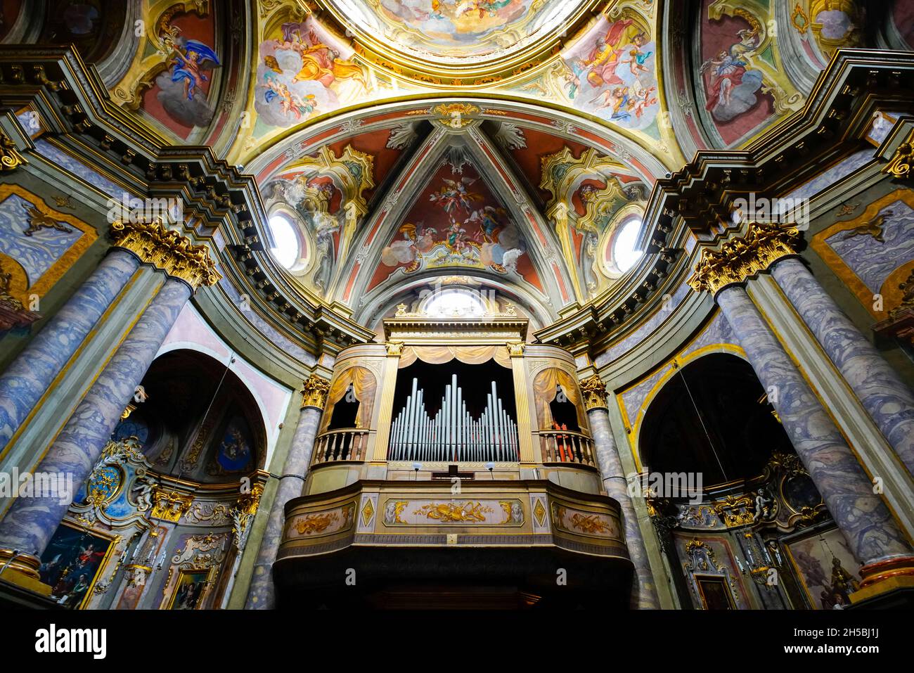 Im Inneren der St. Ambrogio Kirche in Cuneo. Die Hauptstadt der Provinz Cuneo, Region Piemont, Italien. Die Orgel wurde von den Brüdern Lingiardi aus P gebaut Stockfoto
