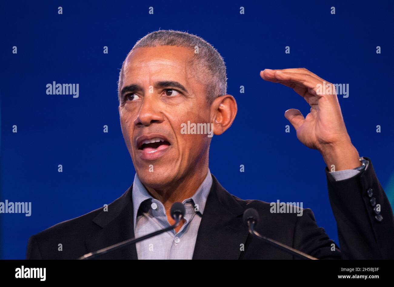 Der ehemalige US-Präsident Barack Obama hält eine Rede vor den Delegierten während des Cop26-Gipfels auf dem Scottish Event Campus (SEC) in Glasgow. Bilddatum: Montag, 8. November 2021. Stockfoto