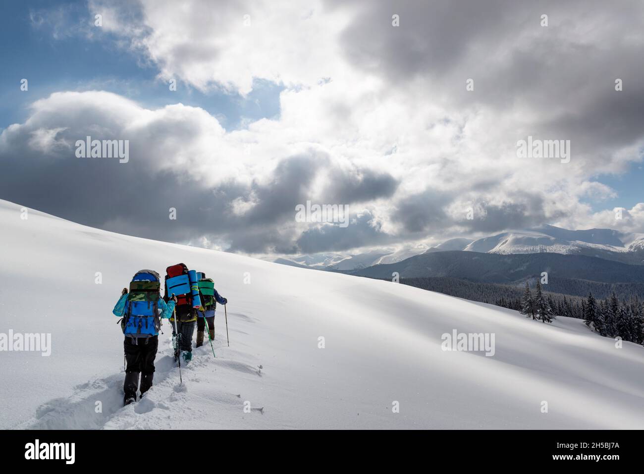Eine Gruppe von Wanderern erkundet die Winterberge. Extreme Outdoor-Aktivitäten im Winter Stockfoto