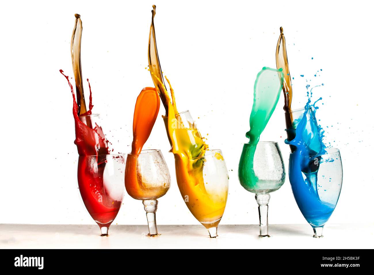 Explodierende Gläser Farbe auf weißem Hintergrund Hochgeschwindigkeitsfotografie Stockfoto