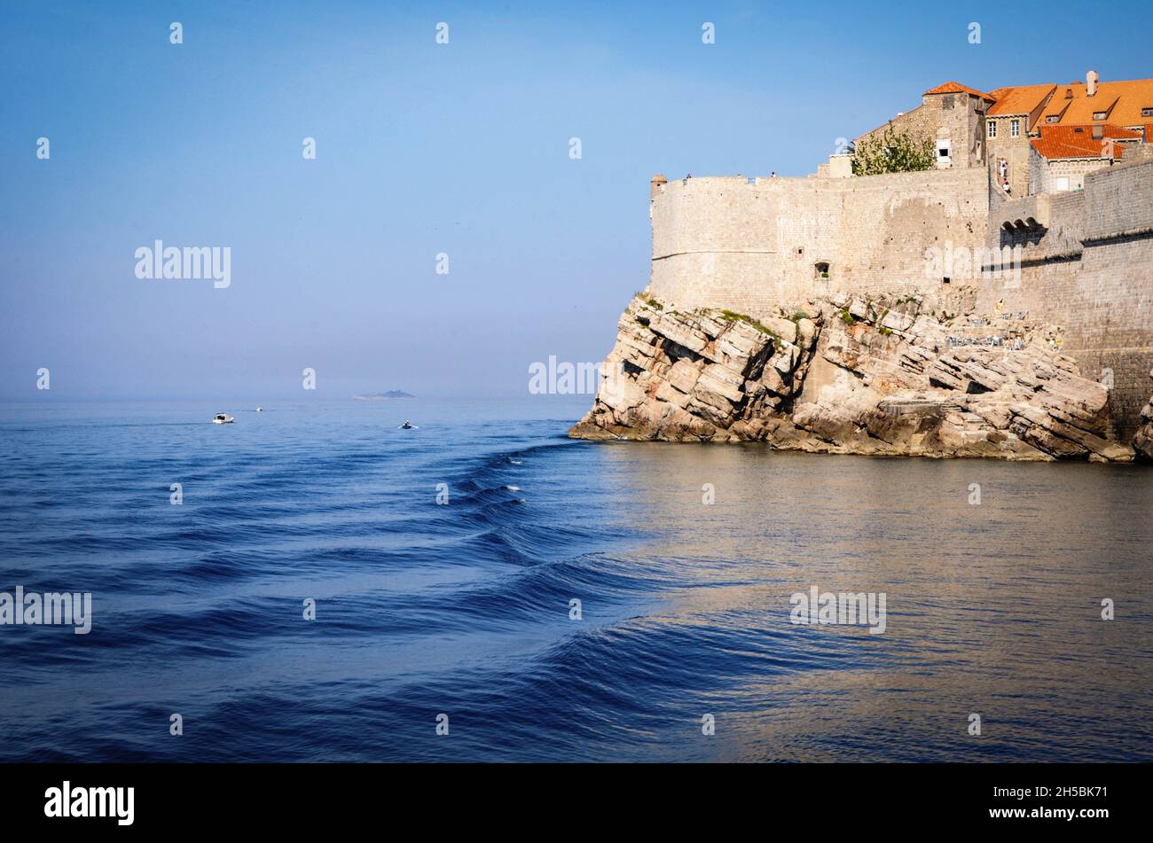 Blick auf die Stadtmauern von Dubrovnik von der Seite der Adria. Stockfoto