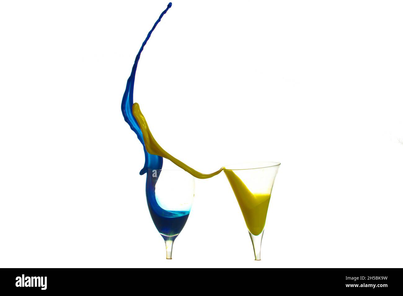 Explodierende Gläser Farbe auf weißem Hintergrund Hochgeschwindigkeitsfotografie Stockfoto