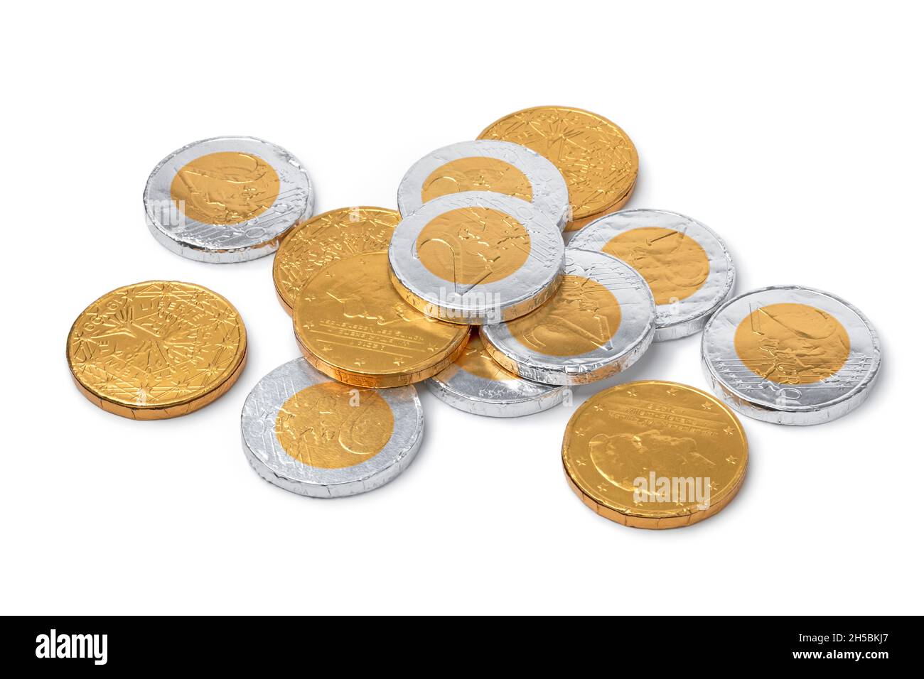 Haufen von goldenen und silbernen Schokoladenmünzen für die Feier von Sint Nicolaas Nahaufnahme auf weißem Hintergrund Stockfoto