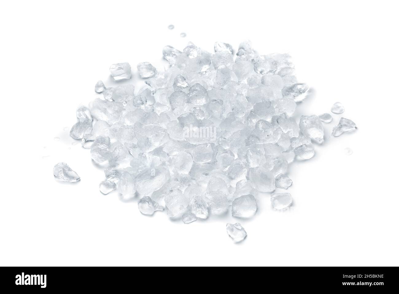 Haufen von Crushed Ice auf weißem Hintergrund Stockfoto