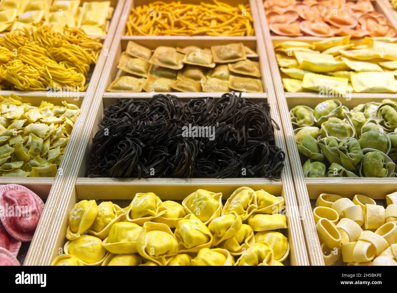 Perspektivisches Muster verschiedener handgefertigter italienischer Pasta Stockfoto