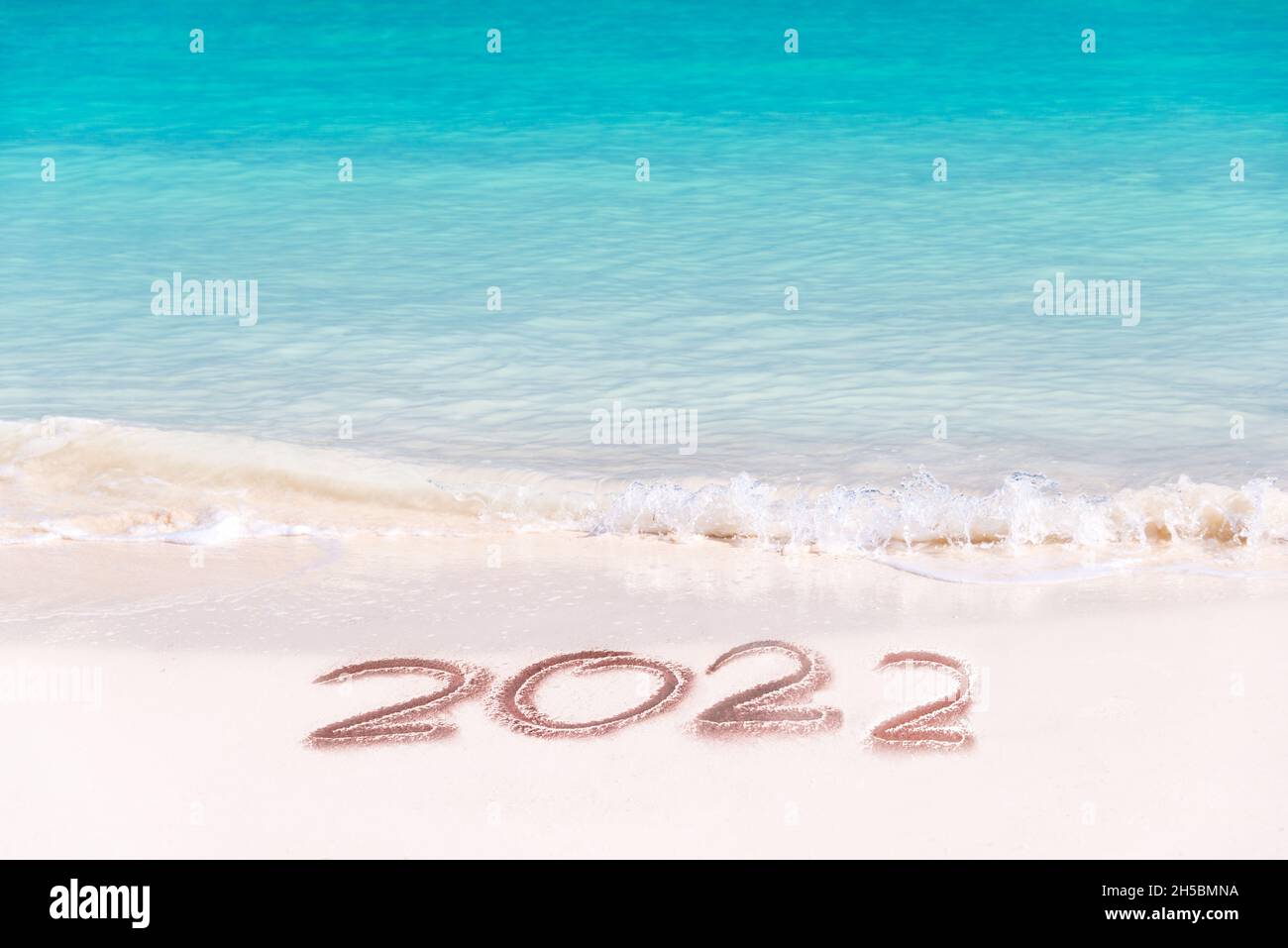 2022 auf dem Sand eines tropischen Strandes geschrieben, Reise-Neujahr-Karte Stockfoto