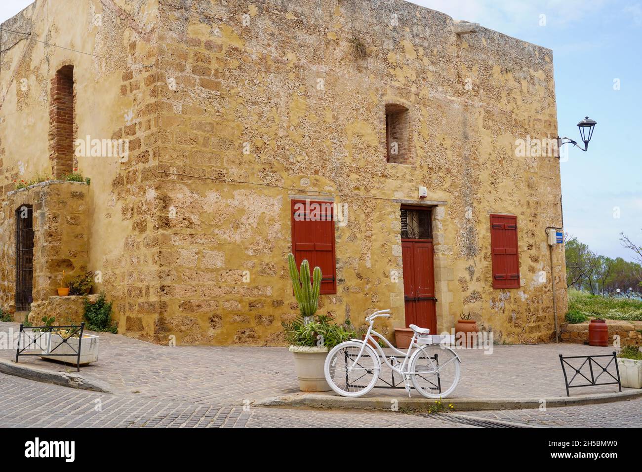 Weißes Fahrrad (weißes Fahrrad, Geisterrad) in Chania, Kreta, Griechenland ein altes, weiß lackiertes Schrottfahrrad als Denkmal für einen Radfahrer, der dabei auf der Straße getötet wurde Stockfoto
