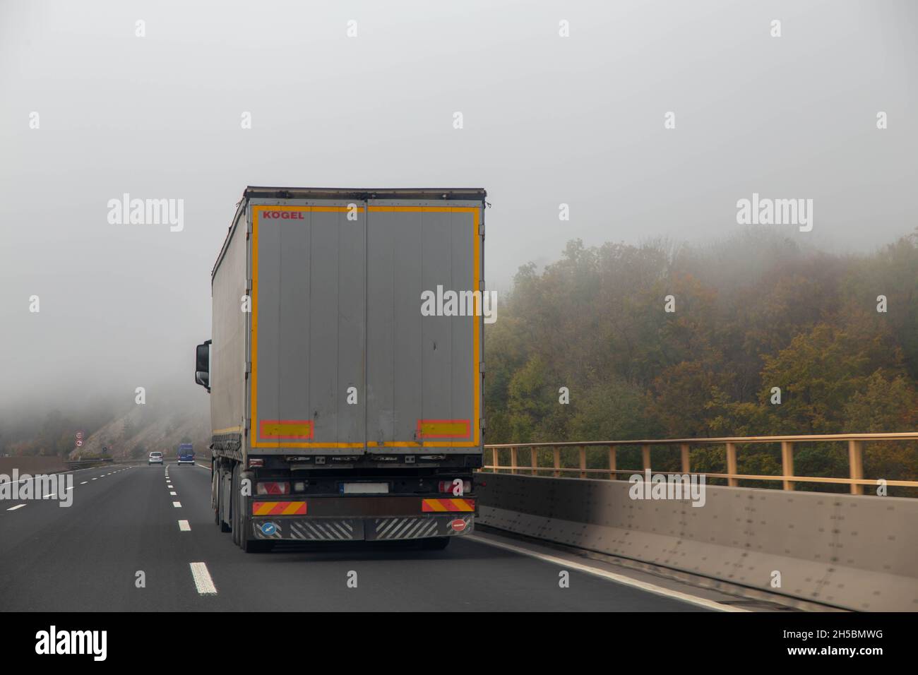 LKW auf der Straße auf der Autobahn in Deutschland. Aufgrund eines Mangels an Lkw-Fahrern besteht die Sorge um einen Einsturz des Angebots Stockfoto