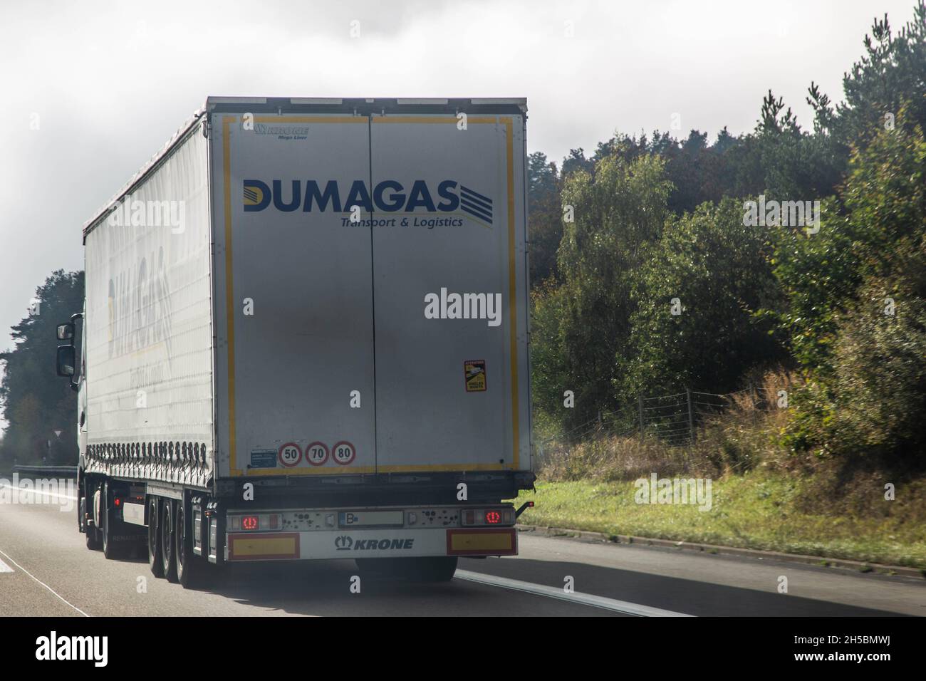 LKW auf der Straße auf der Autobahn in Deutschland. Aufgrund eines Mangels an Lkw-Fahrern besteht die Sorge um einen Einsturz des Angebots Stockfoto