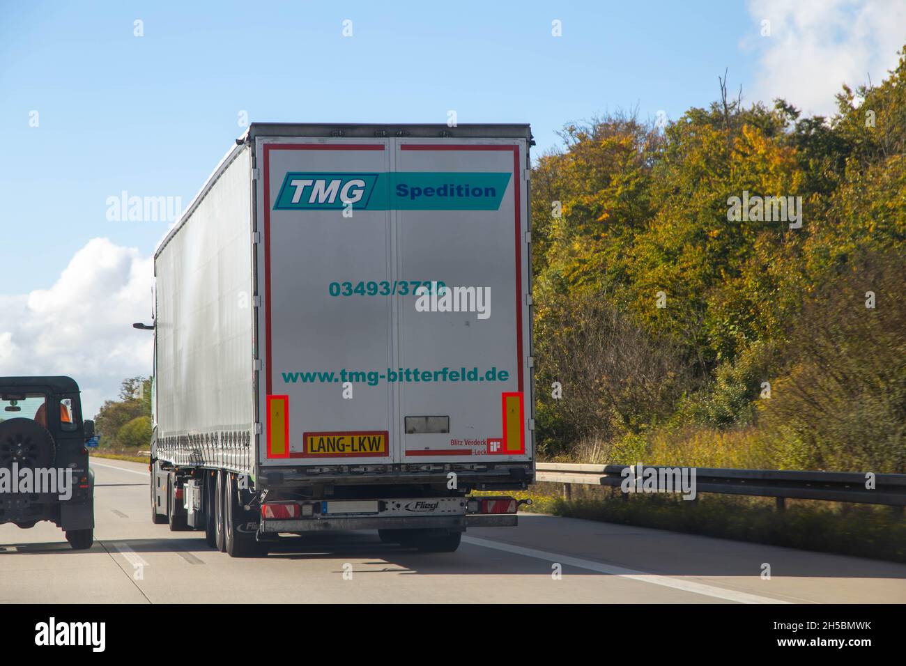 LKW auf der Straße auf der Autobahn in Deutschland. Aufgrund eines Mangels an Lkw-Fahrern besteht die Sorge um einen Einsturz des Angebots Stockfoto
