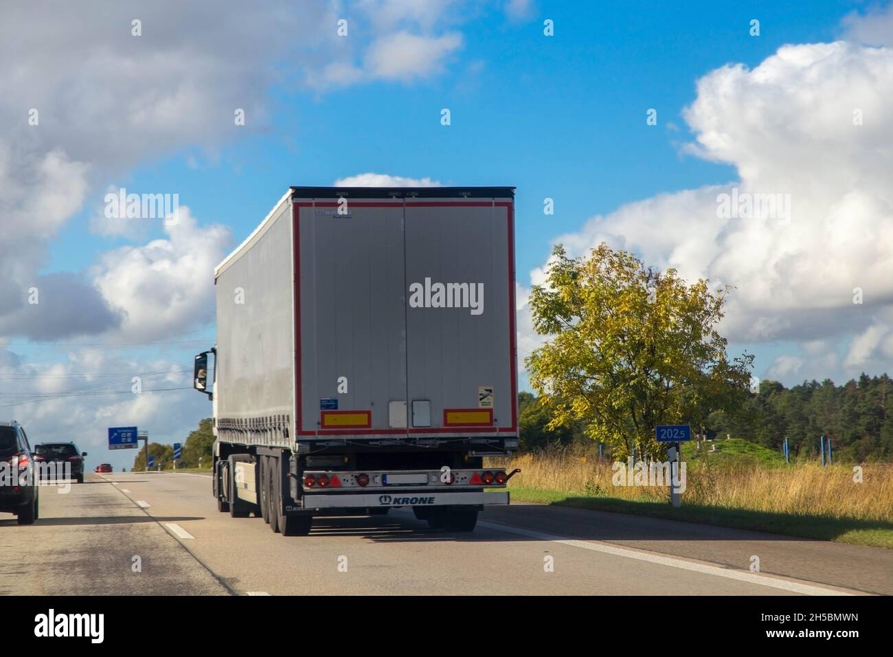 LKW auf der Straße auf der Autobahn in Deutschland. Aufgrund eines Mangels an Lkw-Fahrern besteht die Sorge um einen Einsturz des Angebots Stockfoto