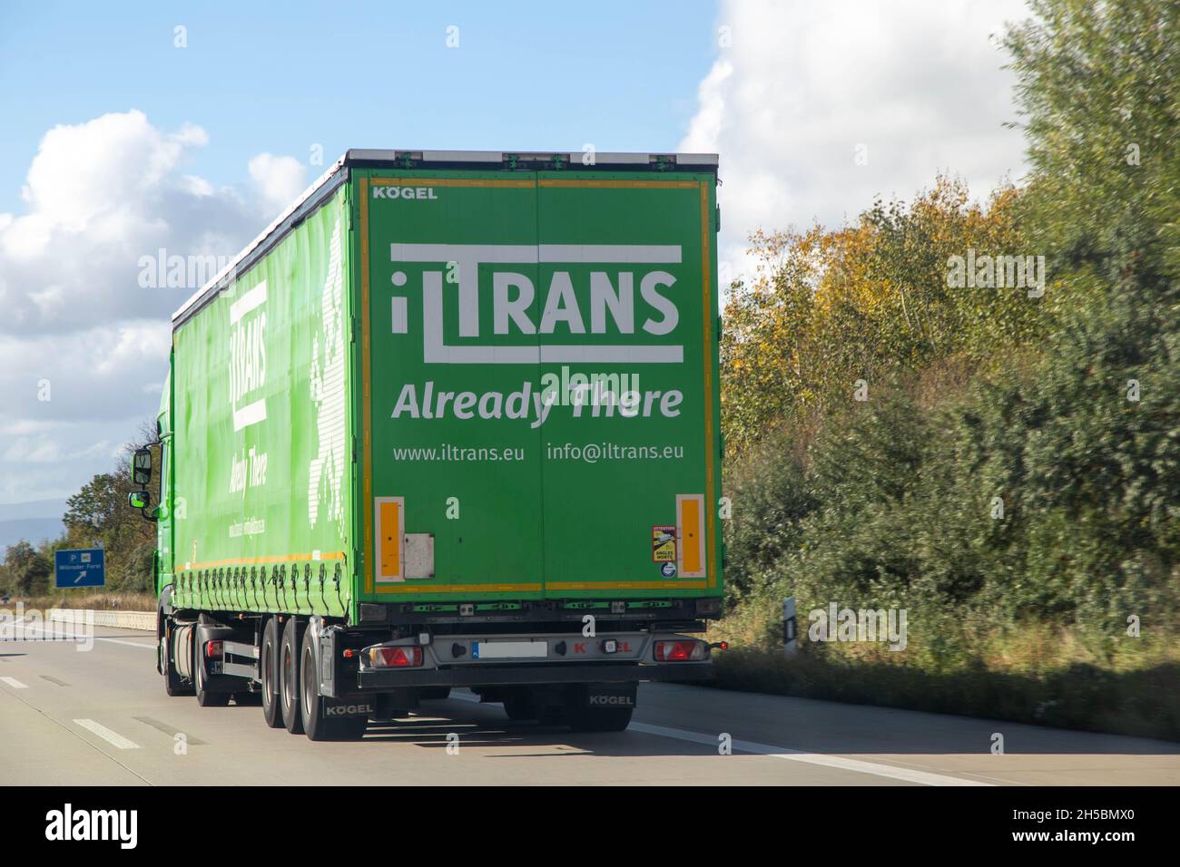 LKW auf der Straße auf der Autobahn in Deutschland. Aufgrund eines Mangels an Lkw-Fahrern besteht die Sorge um einen Einsturz des Angebots Stockfoto