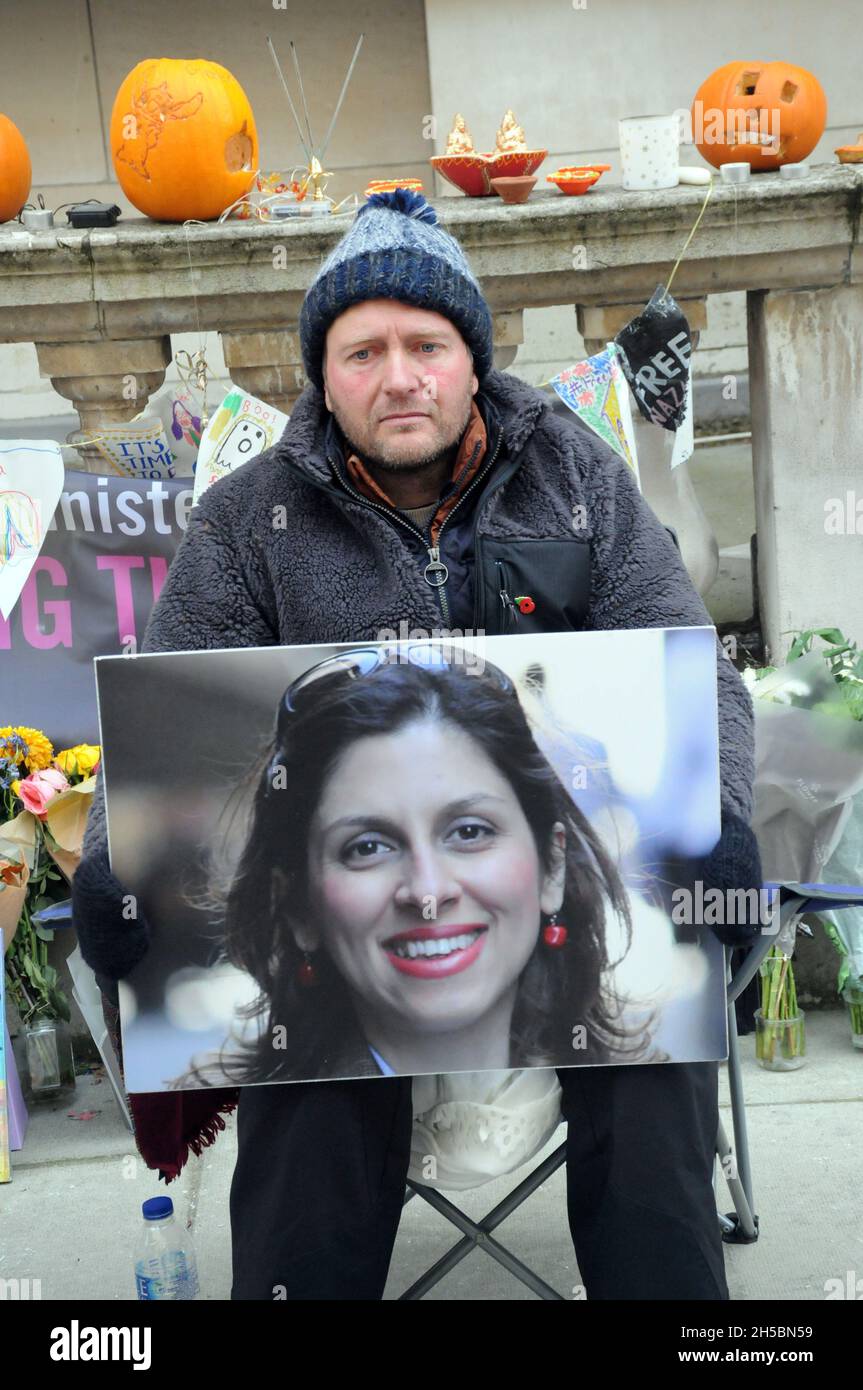 London, Großbritannien. November 2021. Der Ehemann des inhaftierten britisch-iranischen Hilfsarbeiters Nazanin Zaghari-Ratcliffe am 16. Tag seines Hungerstreiks in Whitehall forderte, dass die Regierung mehr für ihre Freilassung tut. Kredit: JOHNNY ARMSTEAD/Alamy Live Nachrichten Stockfoto