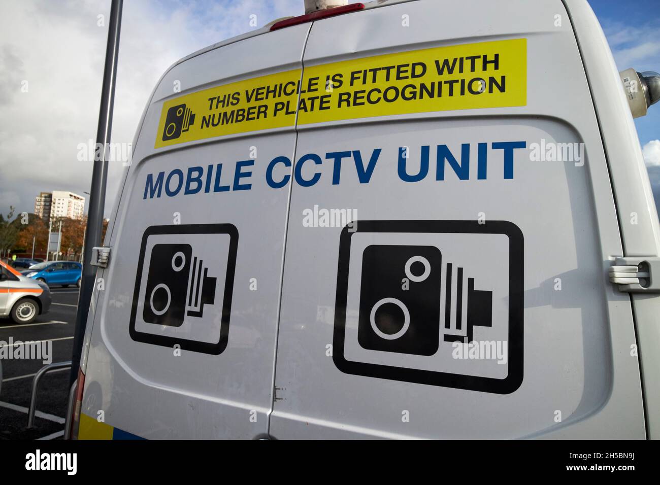 Mobile cctv-Einheit in einem Supermarkt Parkplatz Liverpool merseyside uk geparkt Stockfoto