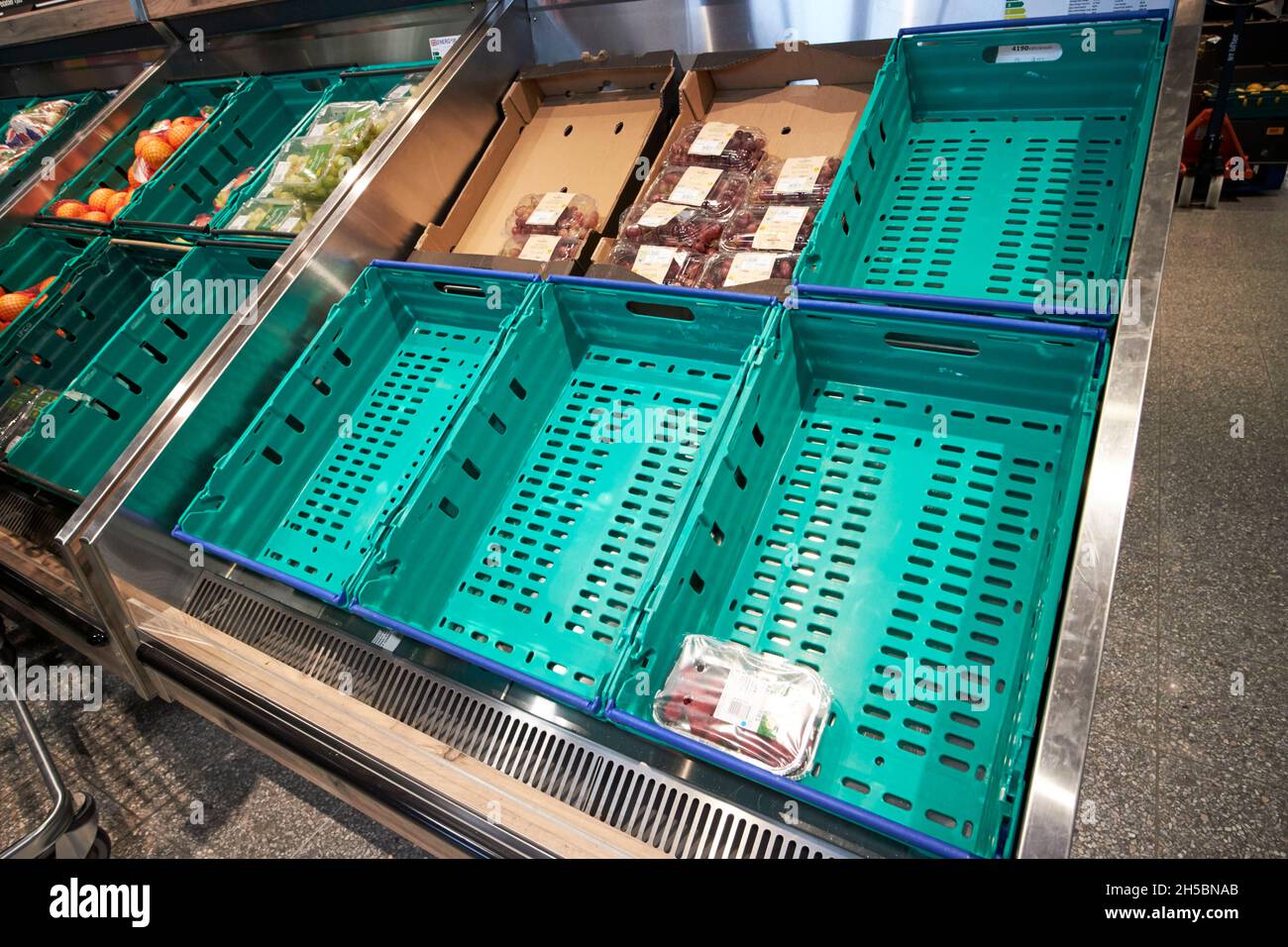 Leere Obst- und Beerenregale im morrisons Supermarkt kirkby Liverpool merseyside uk Stockfoto