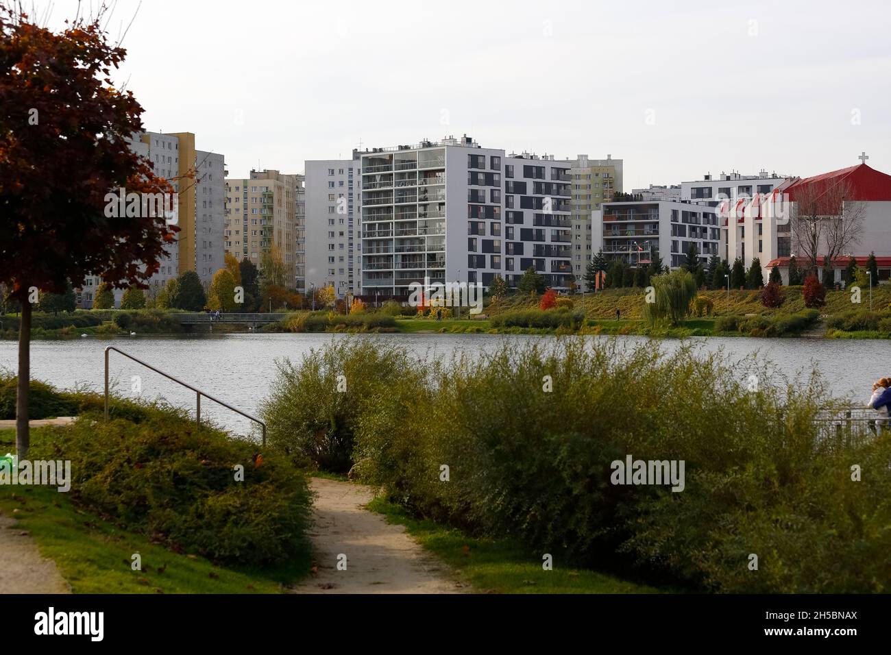 Warschau, Polen - 20. Oktober 2021: Auf der anderen Seite des Sees befinden sich moderne Wohngebäude, in denen viele Familien im Wohnbezirk Goclaw wohnen. Stockfoto